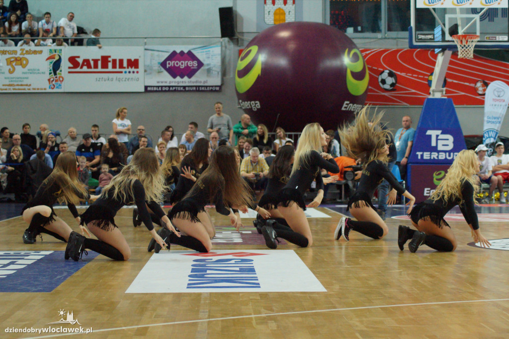 Cheerleaders na meczu ze Stelmetem
