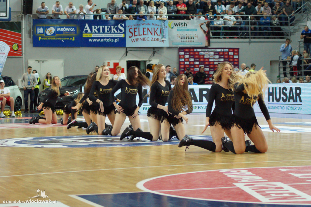 Cheerleaders na meczu ze Stelmetem