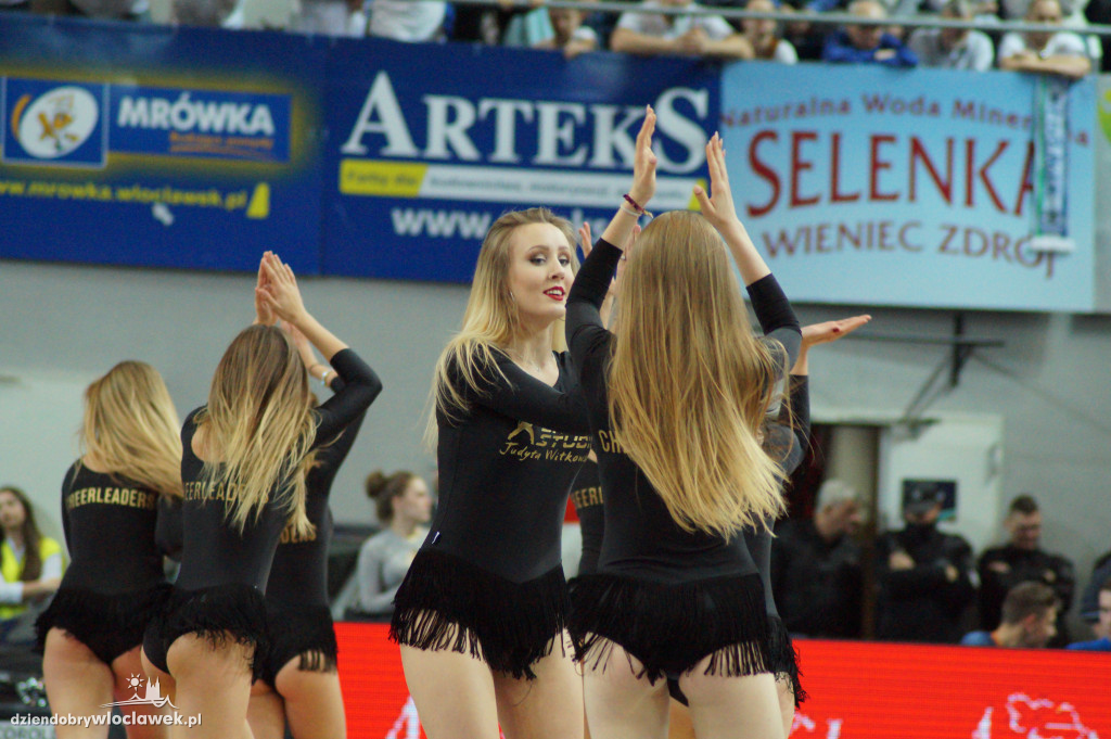 Cheerleaders na meczu ze Stelmetem