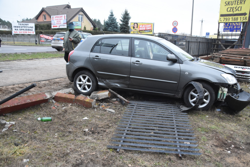 Toyota rozbita na ogrodzeniu