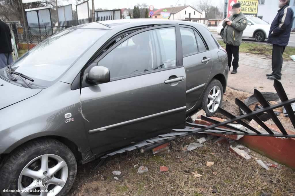 Toyota rozbita na ogrodzeniu