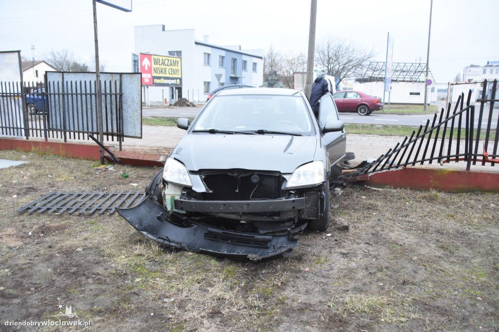 Toyota rozbita na ogrodzeniu