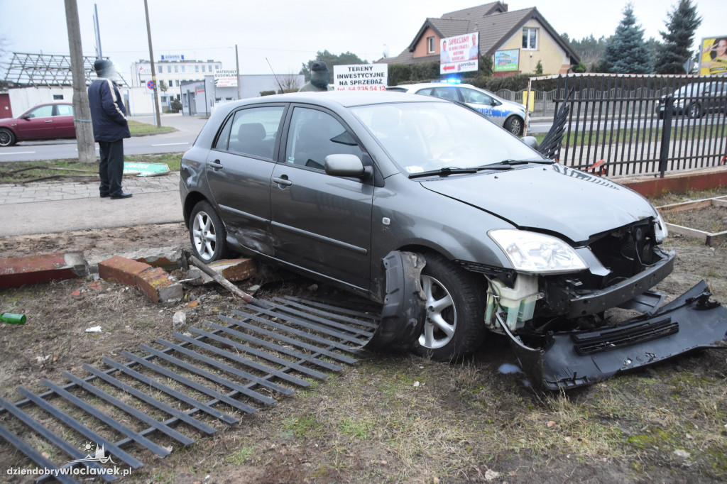 Toyota rozbita na ogrodzeniu