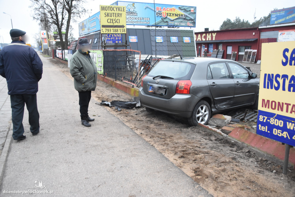 Toyota rozbita na ogrodzeniu