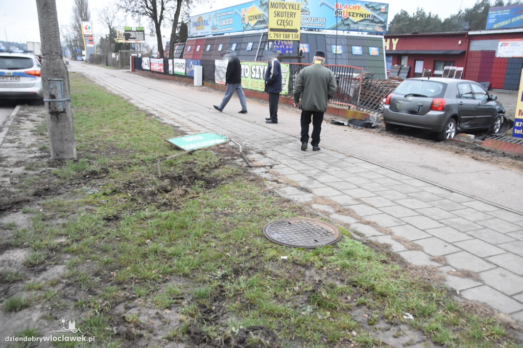 Toyota rozbita na ogrodzeniu