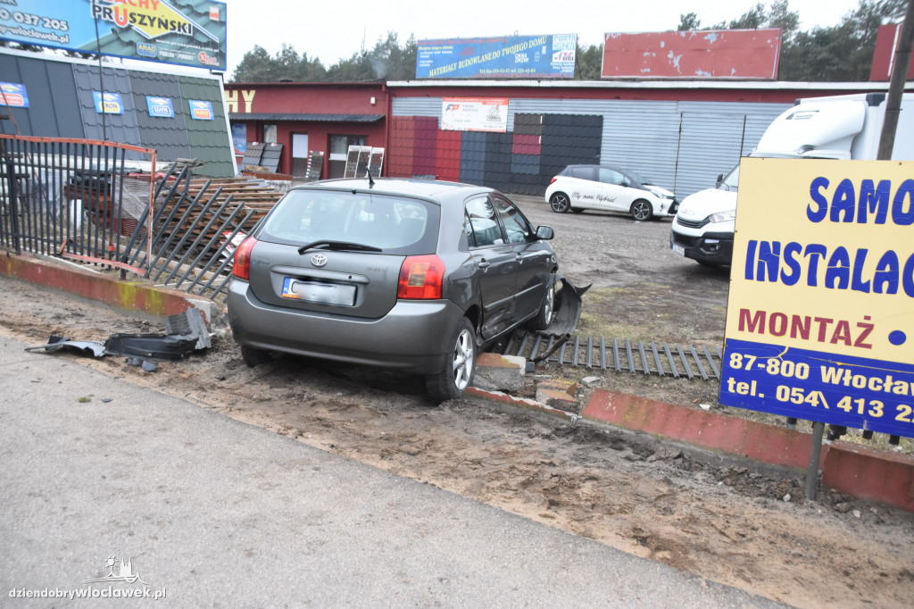 Toyota rozbita na ogrodzeniu