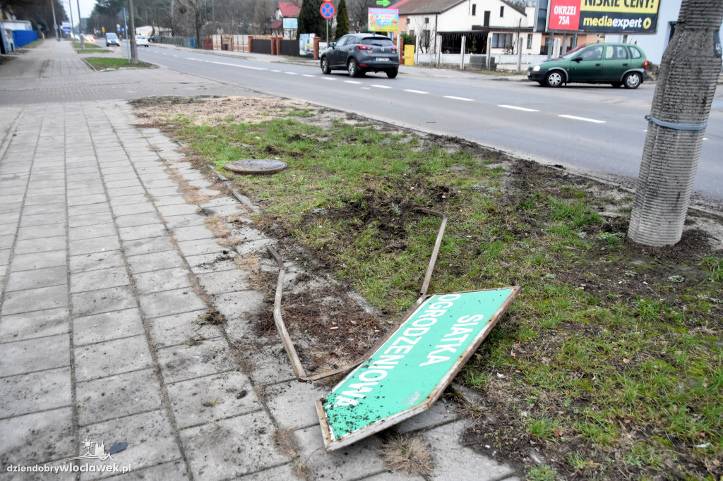 Toyota rozbita na ogrodzeniu