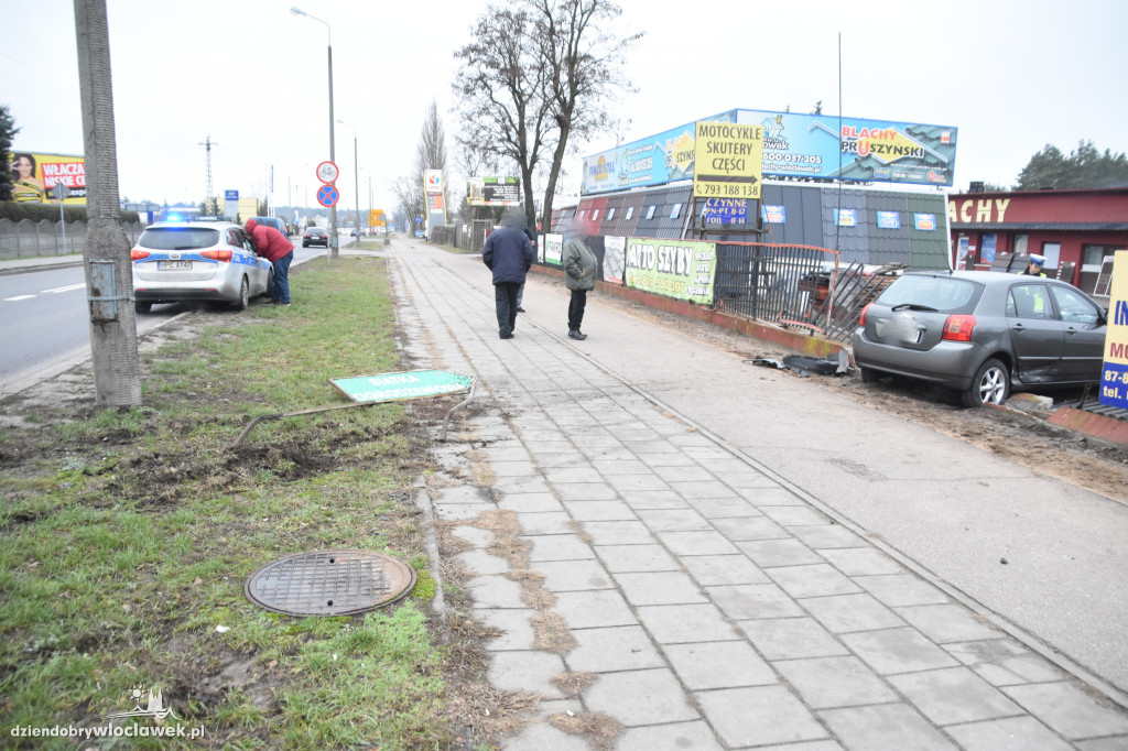 Toyota rozbita na ogrodzeniu