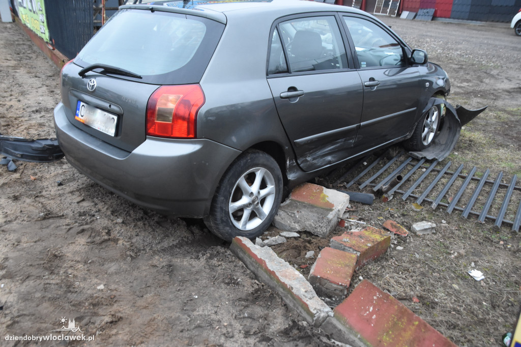 Toyota rozbita na ogrodzeniu