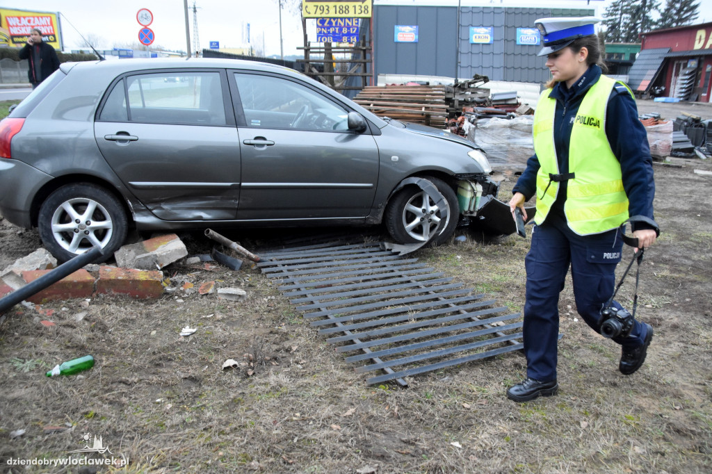 Toyota rozbita na ogrodzeniu