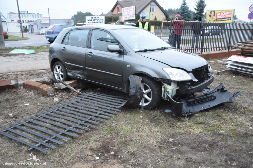 Toyota rozbita na ogrodzeniu