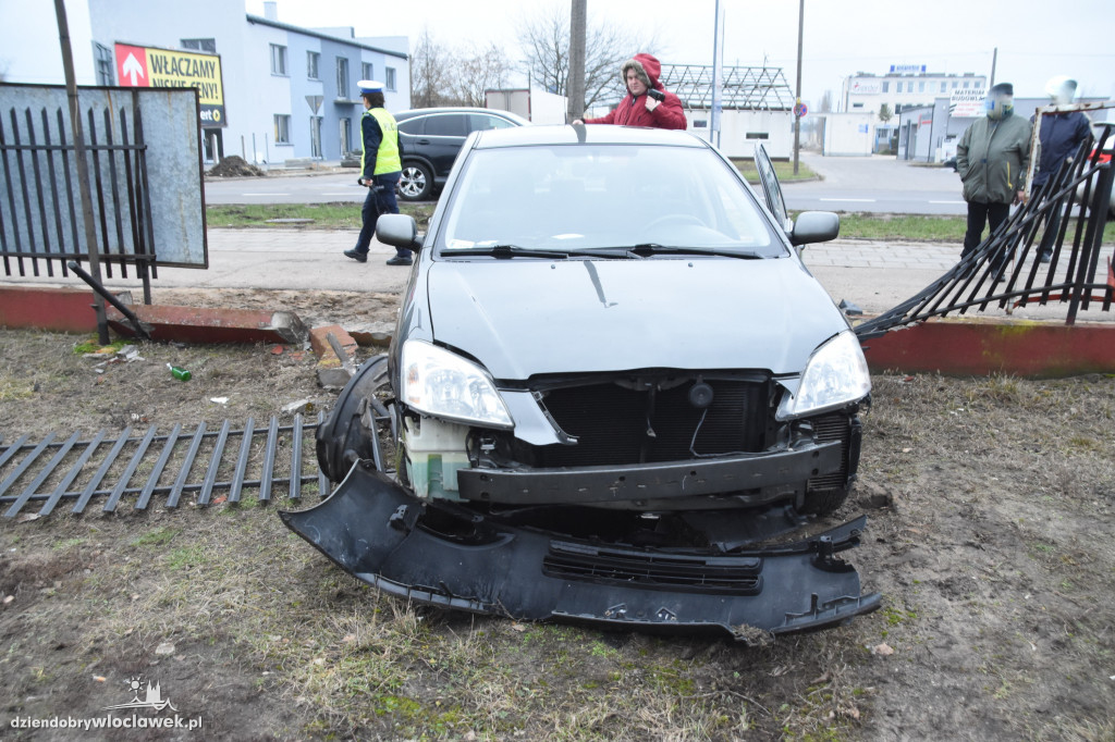 Toyota rozbita na ogrodzeniu