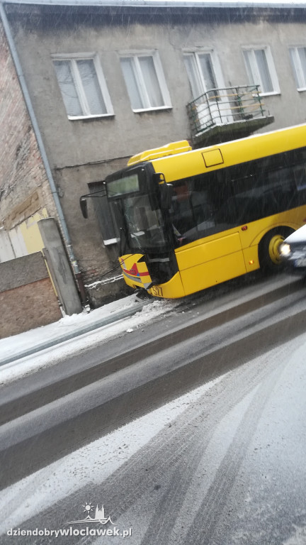 Autobus MPK wpadł w poślig na Chmielnej
