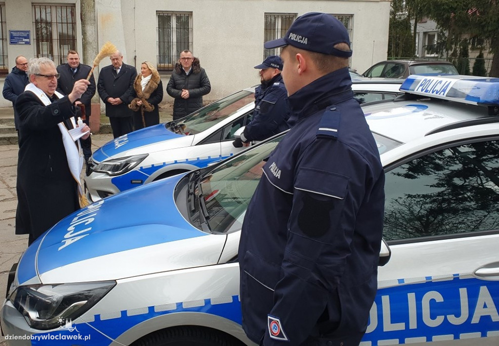 Proboszcz poświęcił nowe radiowozy