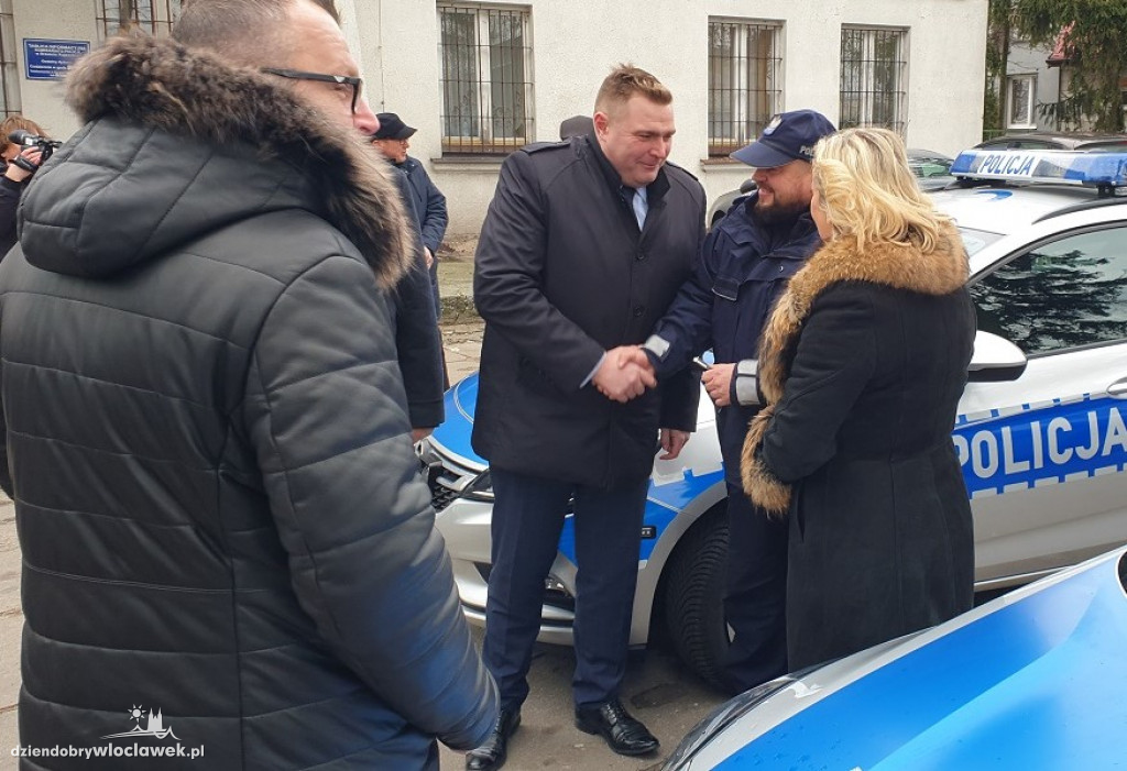 Proboszcz poświęcił nowe radiowozy