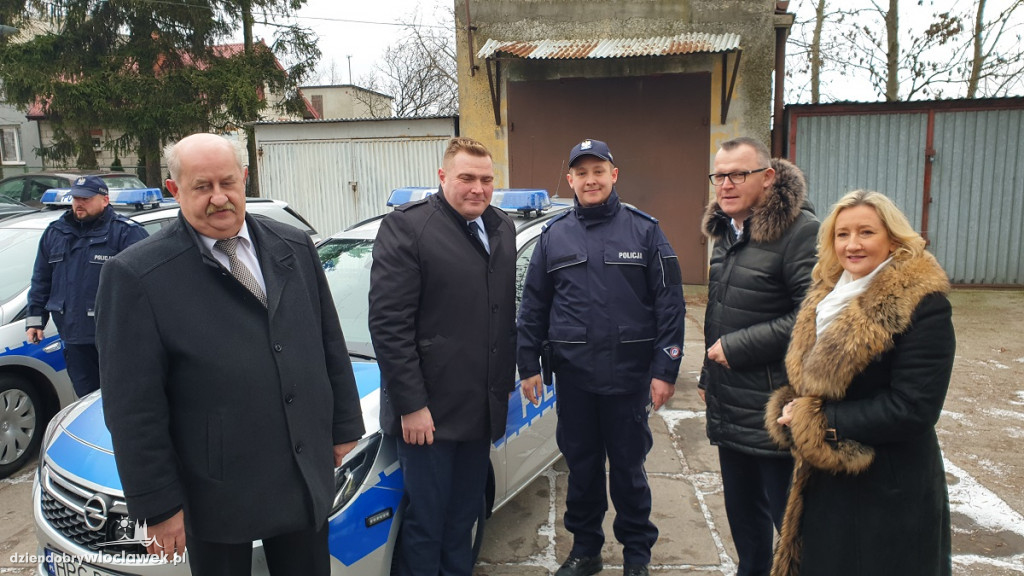 Proboszcz poświęcił nowe radiowozy