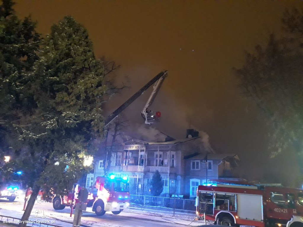 Ogień w drewnianym budynku