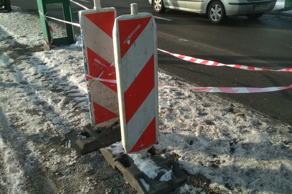 Ubytki w chodniku na moście