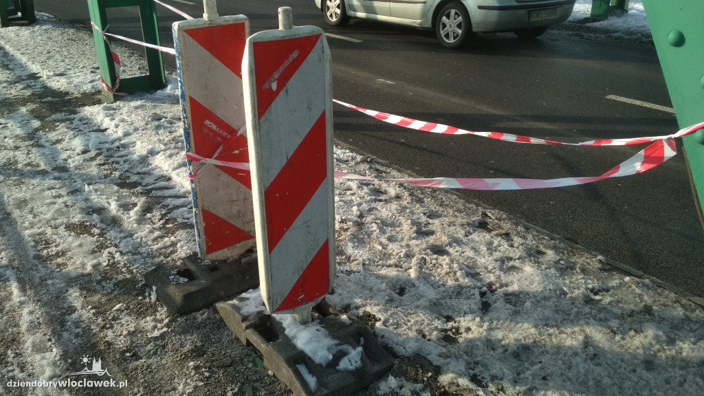 Ubytki w chodniku na moście