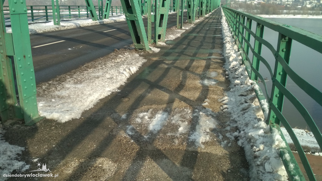 Ubytki w chodniku na moście