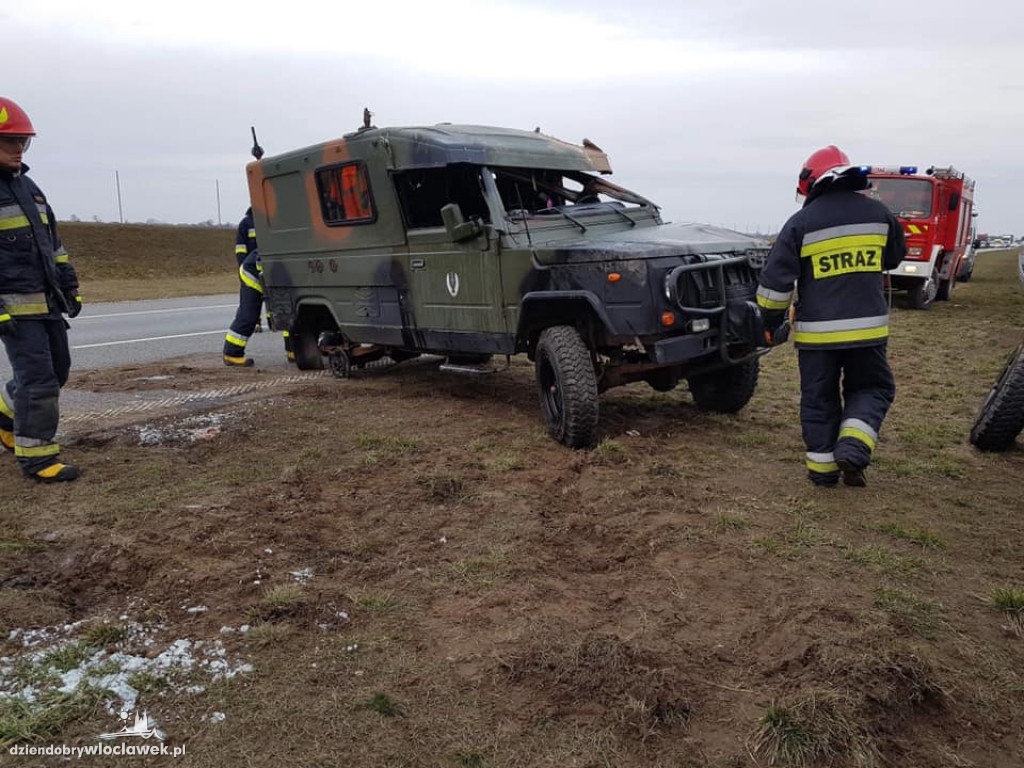 Na A1 dachował samochód wojskowy