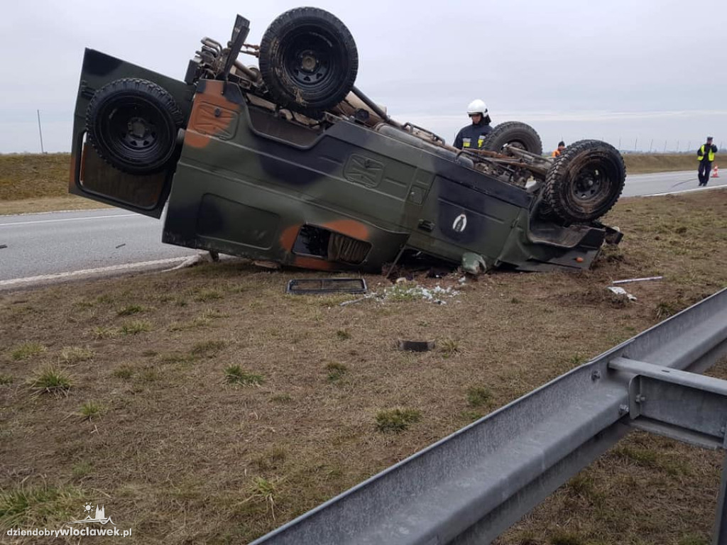 Na A1 dachował samochód wojskowy