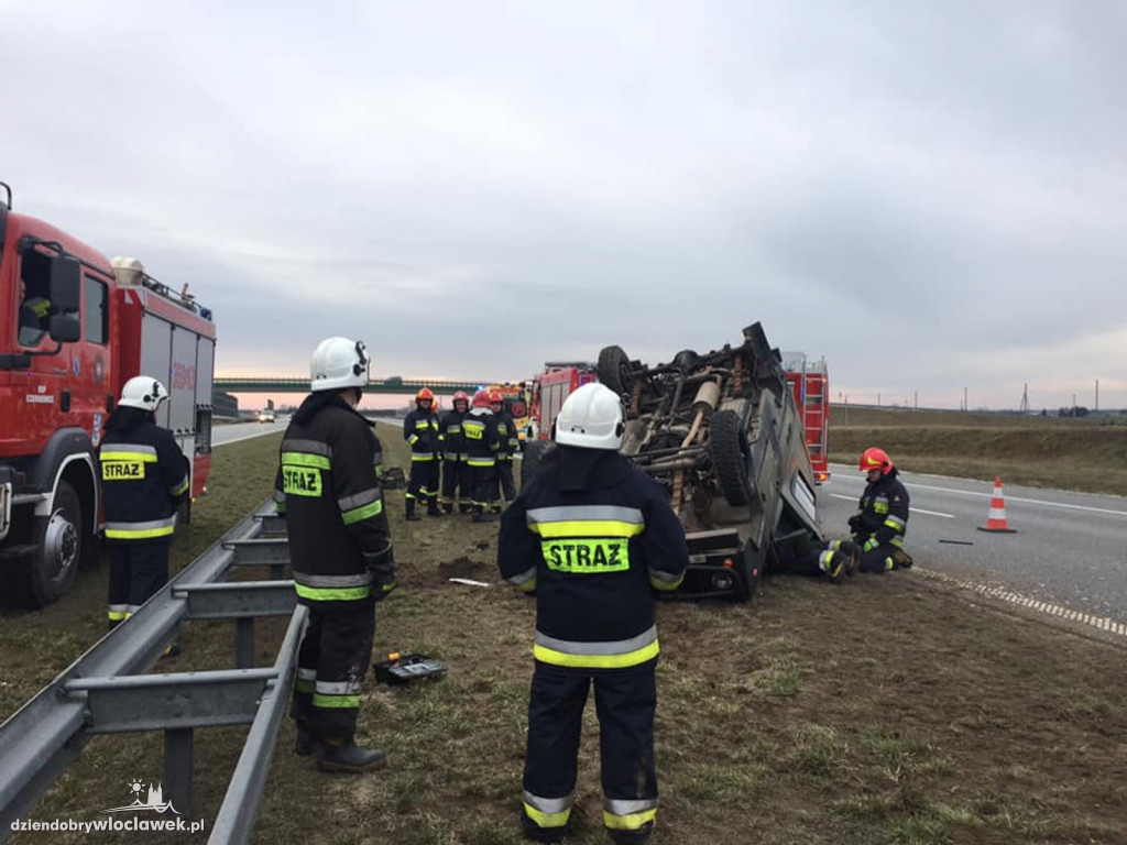 Na A1 dachował samochód wojskowy