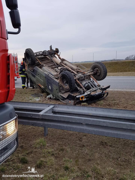 Na A1 dachował samochód wojskowy