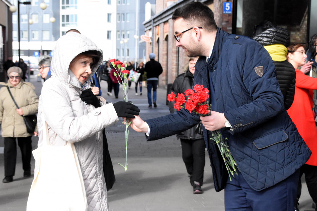 Działacze SLD rozdawali kwiaty