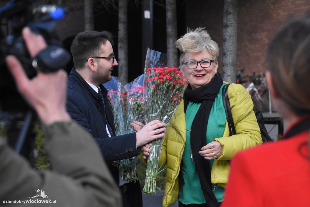 Działacze SLD rozdawali kwiaty