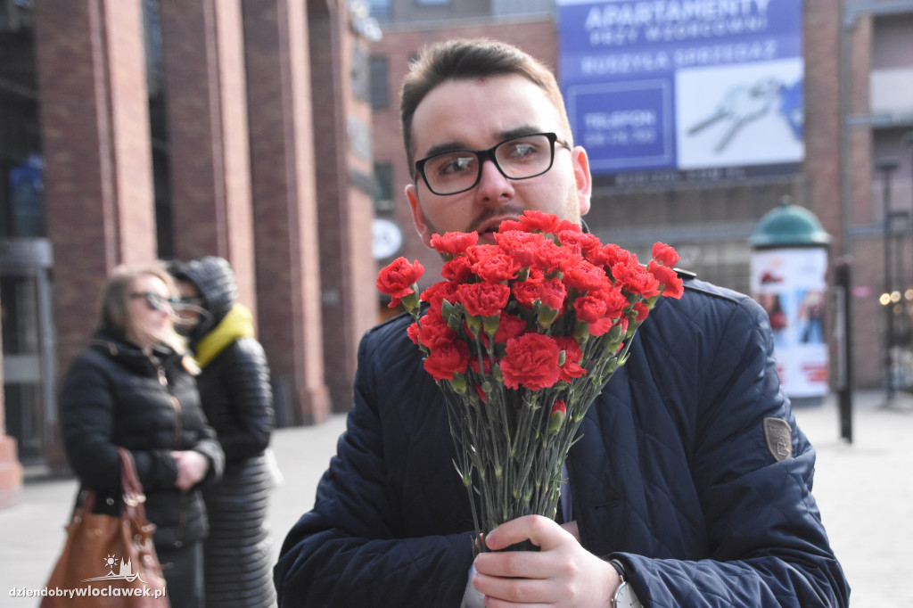 Działacze SLD rozdawali kwiaty