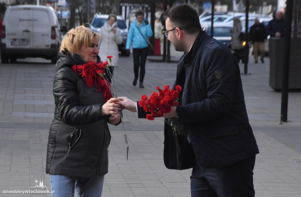 Działacze SLD rozdawali kwiaty