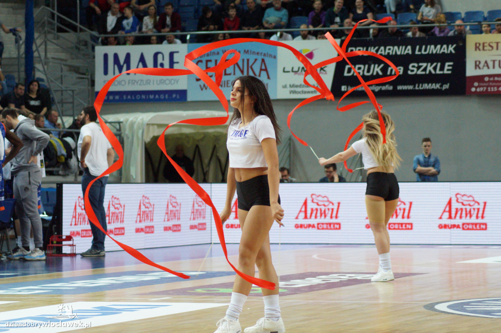 Cheerleaderki na meczu z HydroTruckiem