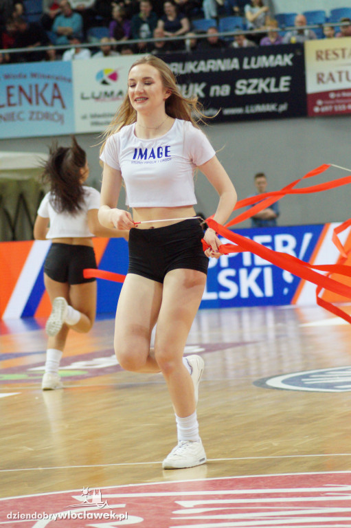 Cheerleaderki na meczu z HydroTruckiem