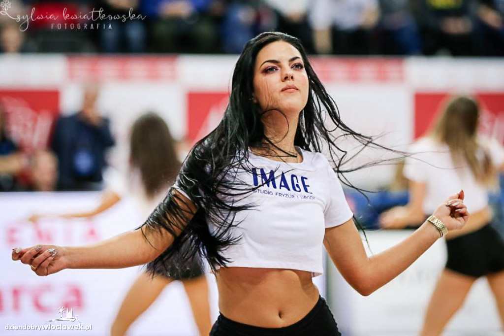 Cheerleaderki na meczu z HydroTruckiem