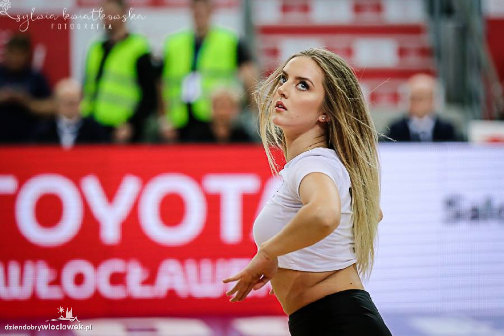 Cheerleaderki na meczu z HydroTruckiem