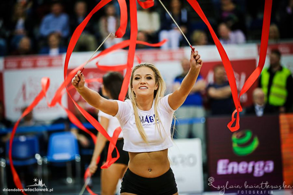 Cheerleaderki na meczu z HydroTruckiem