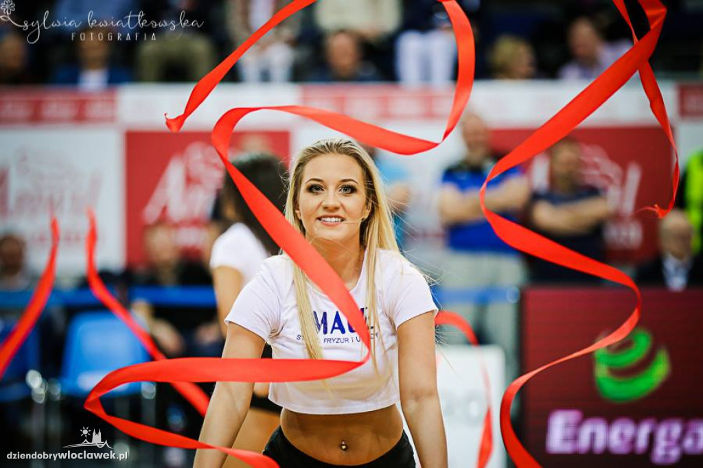 Cheerleaderki na meczu z HydroTruckiem