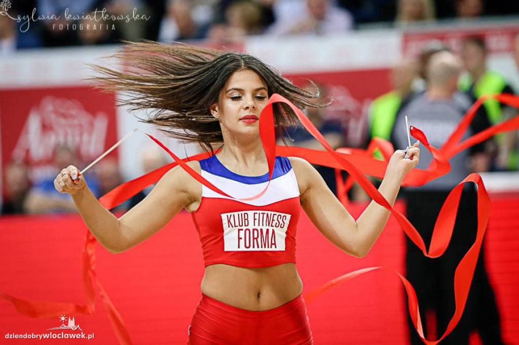 Cheerleaderki na meczu z HydroTruckiem