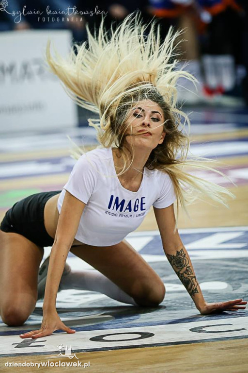 Cheerleaderki na meczu z HydroTruckiem