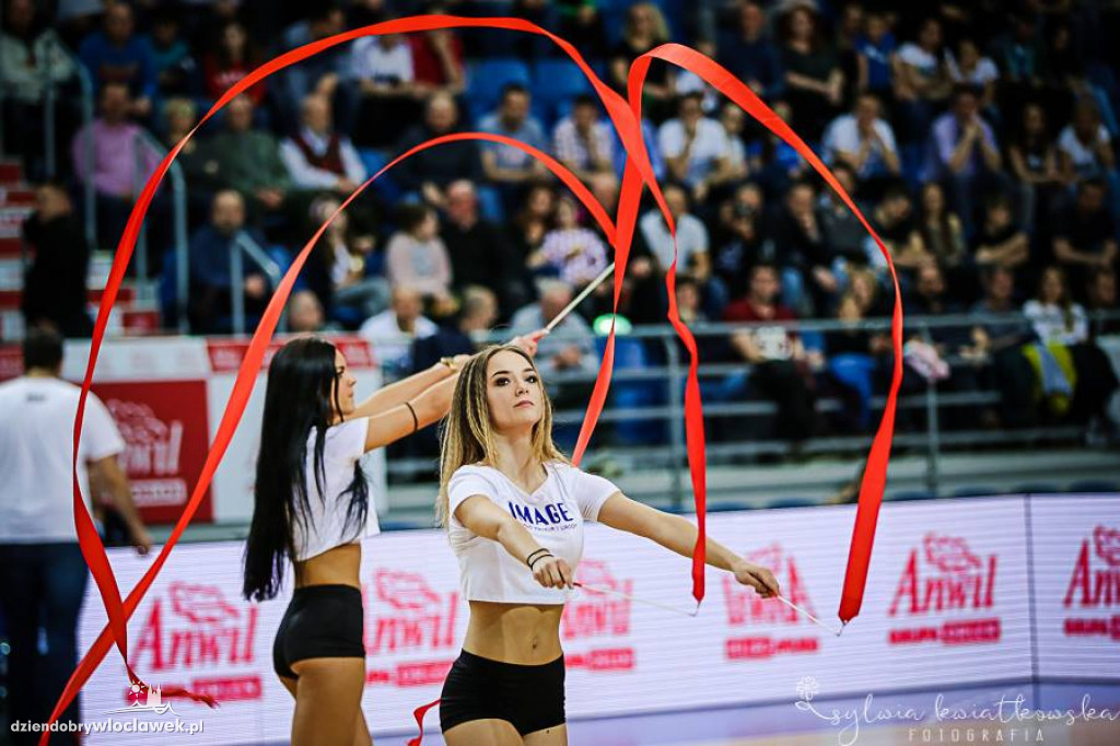 Cheerleaderki na meczu z HydroTruckiem