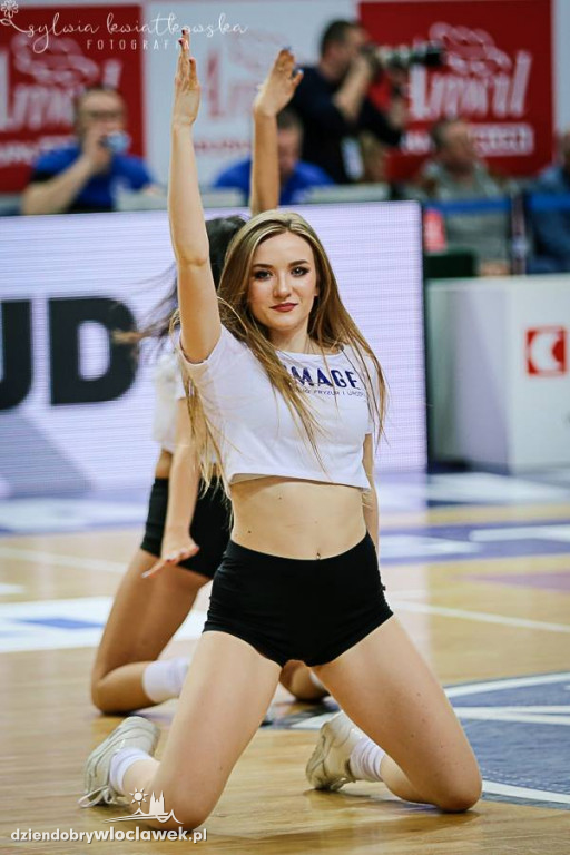 Cheerleaderki na meczu z HydroTruckiem