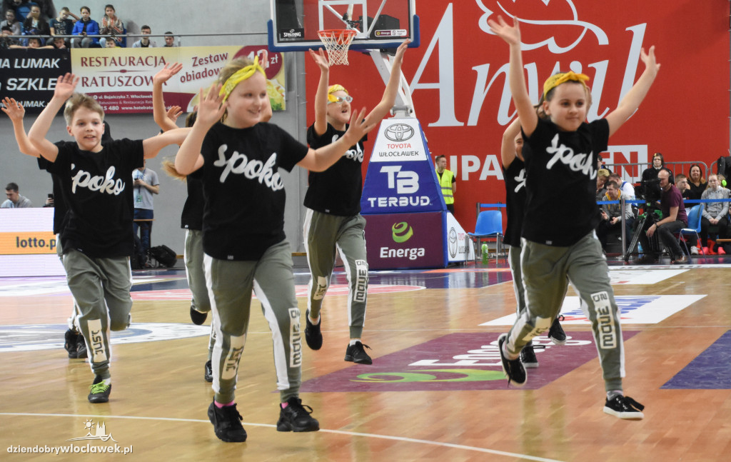 Pokazy taneczne na meczu z Legią