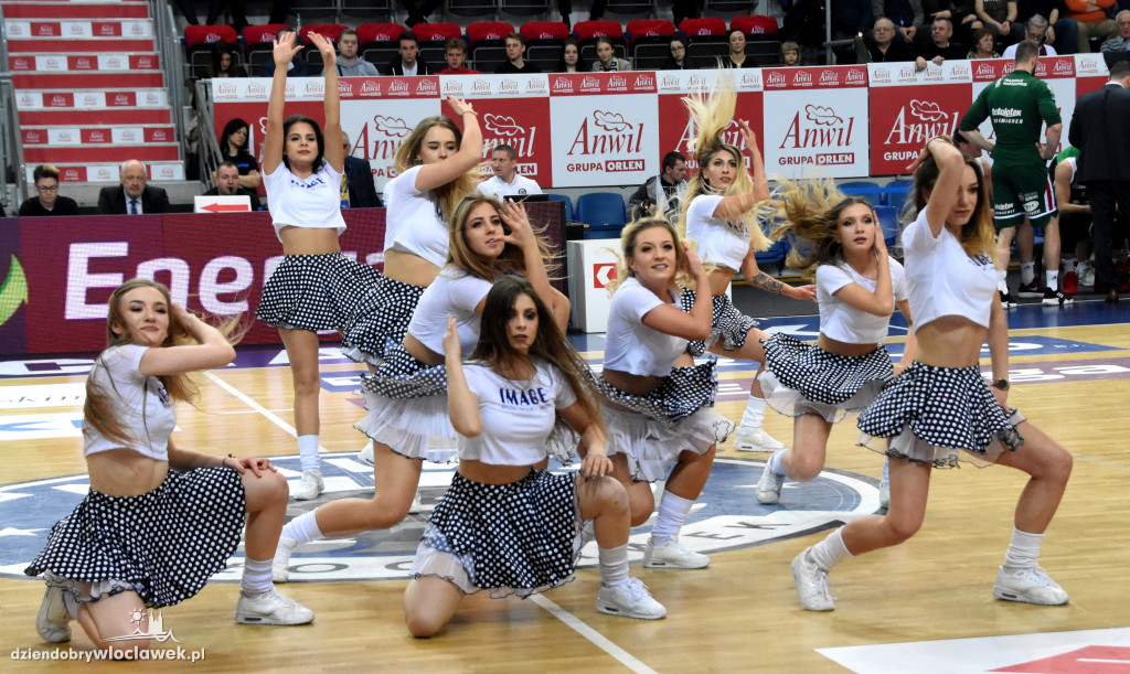 Pokazy taneczne na meczu z Legią