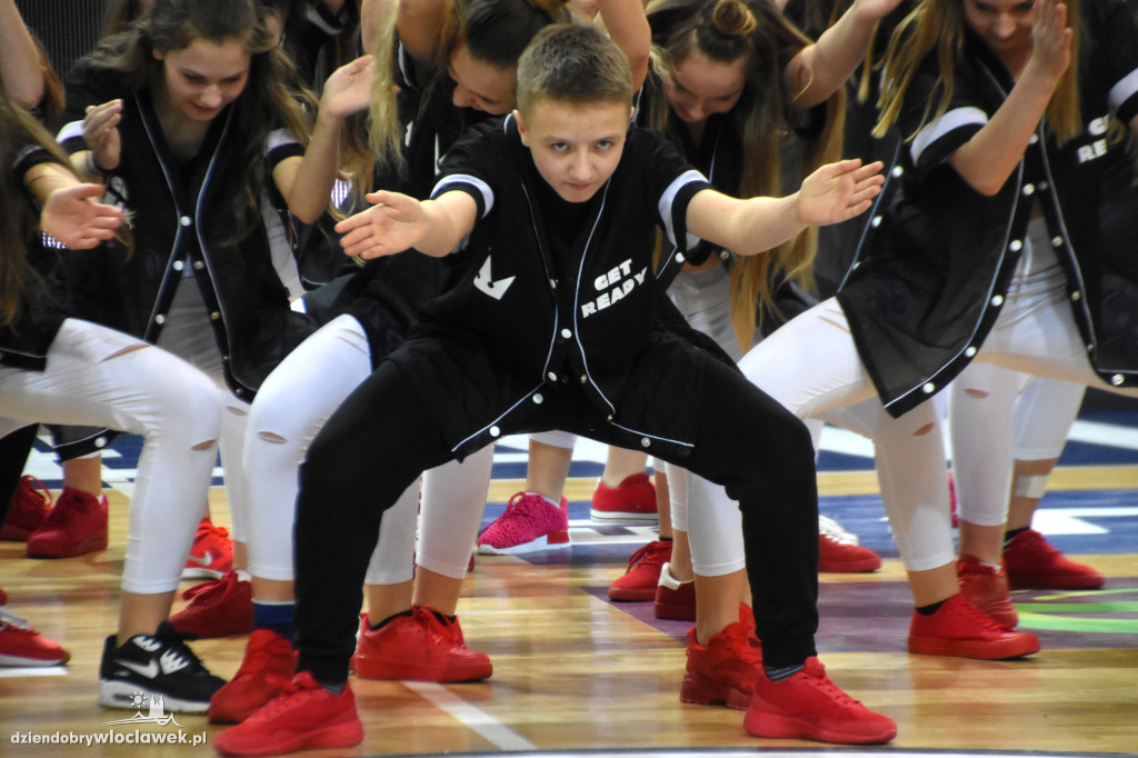 Pokazy taneczne na meczu z Legią