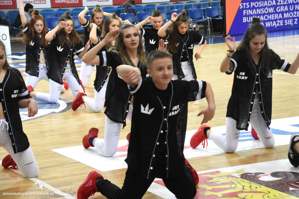 Pokazy taneczne na meczu z Legią
