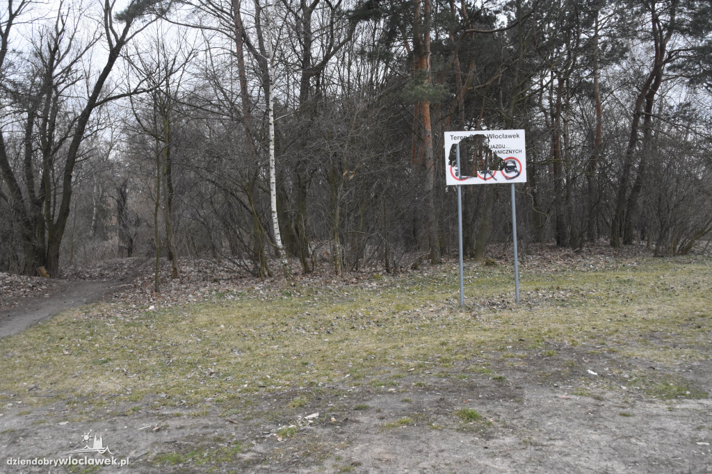 Teren przy jez. Grzywno zaśmiecony