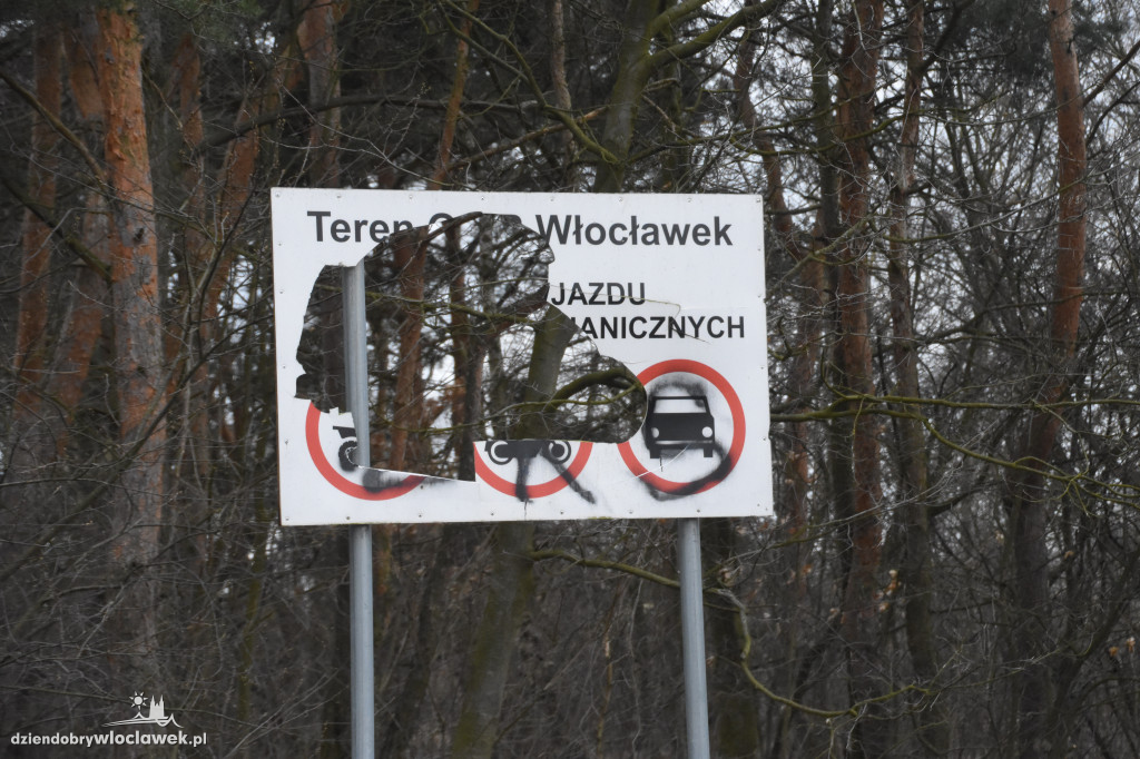 Teren przy jez. Grzywno zaśmiecony