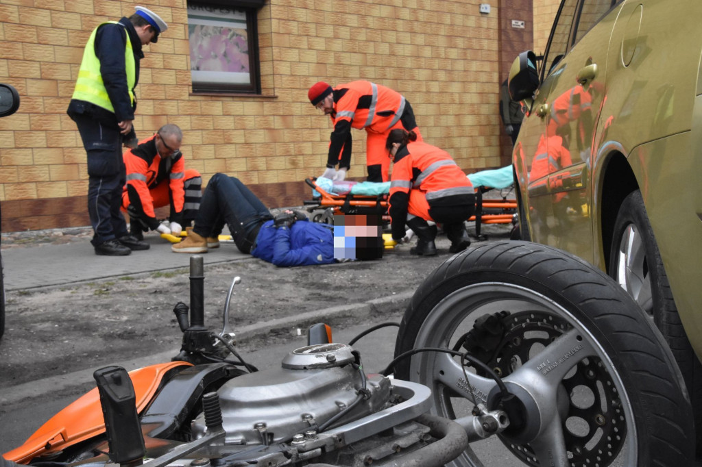 Wypadek na ul. Długiej, ranny motocyklista