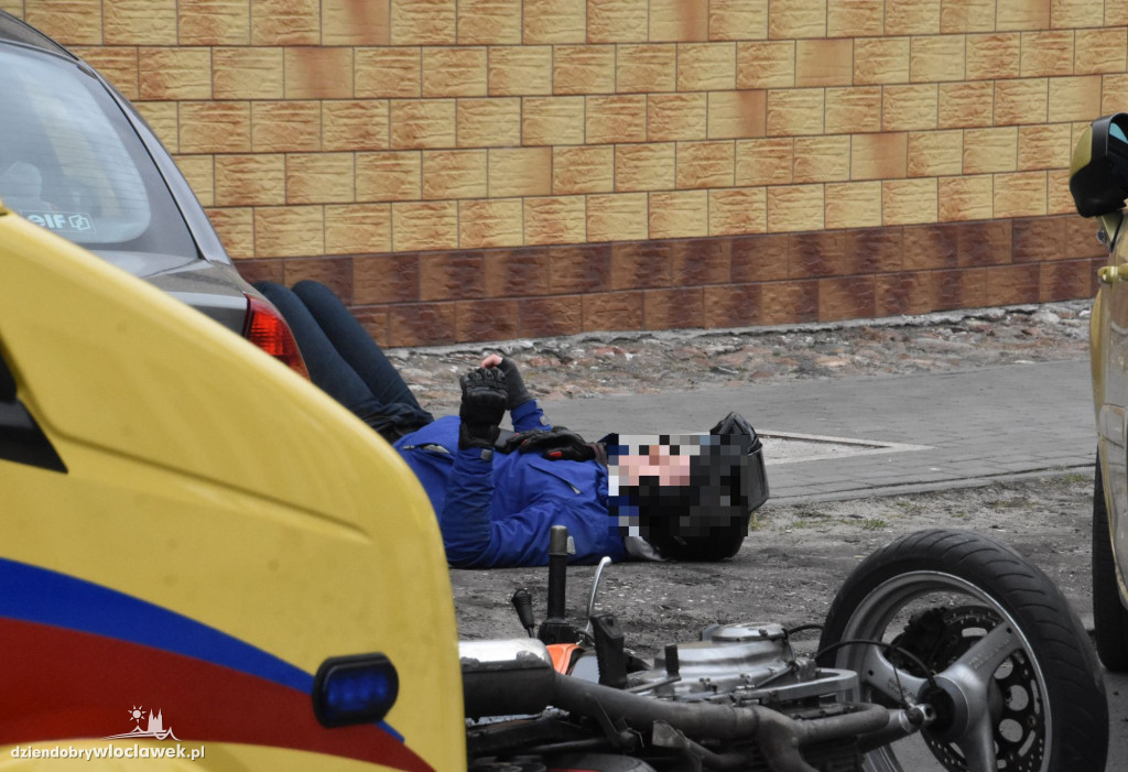 Wypadek na ul. Długiej, ranny motocyklista